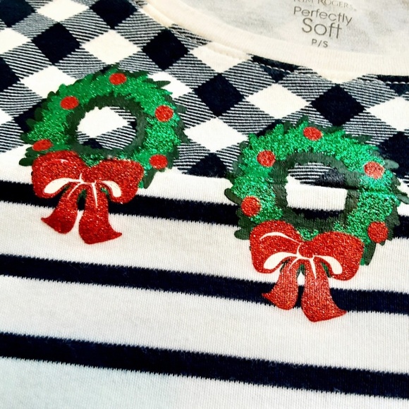 Kim Rogers Christmas Top 3/4 Sleeve Blue White Sz P/S Sparkly Green Wreaths - Picture 3 of 10